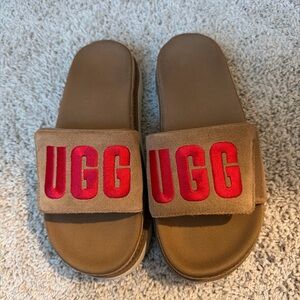 UGG Slippers. Chesnut w/ Red Logo.